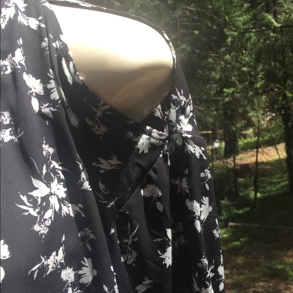 Torrid black and white floral cold shoulder blouse high neck line - Picture 5 of 10